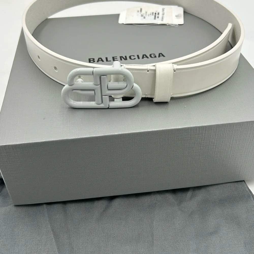 Women's Balenciaga BB white leather belt size 65 cm/26 inches made in Italy
